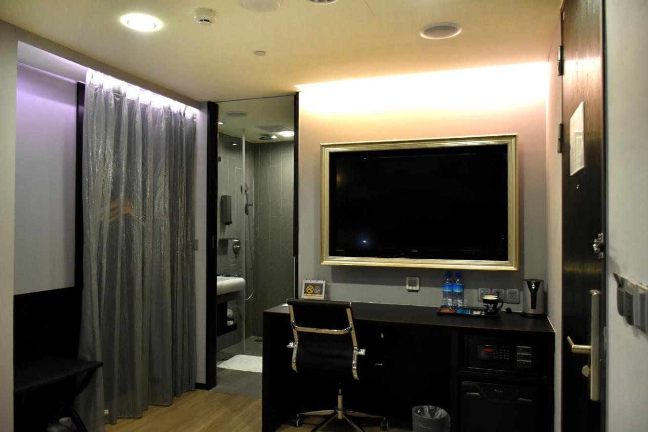 Fx Hotel Tainan Exterior photo